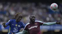 Bek Chelsea, Trevoh Chalobah berebut bola dengan pemain West Ham, Arthur Masuaku selama pertandingan lanjutan Liga Inggris di Stamford Bridge di London, Minggu (24/4/2022). Chelsea memenangkan pertandingan atas West Ham 1-0. (AP Photo/Alastair Grant)