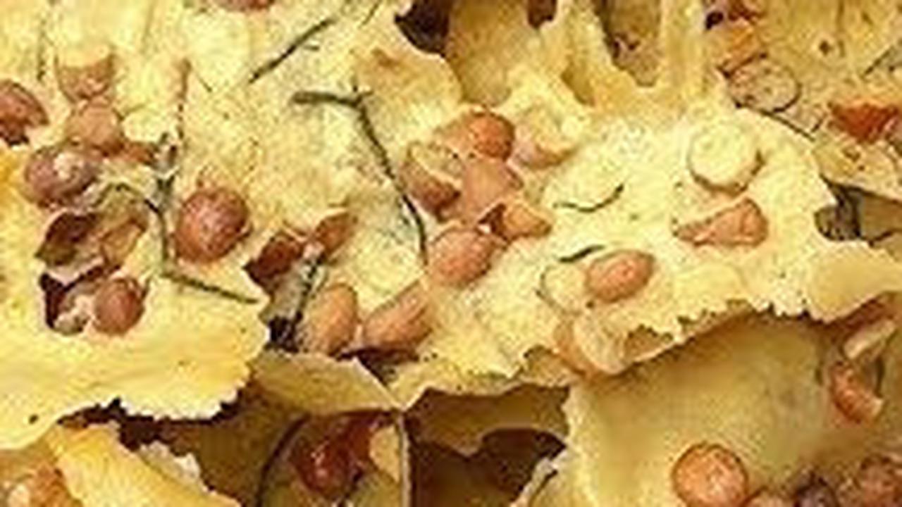 1. Peyek Kacang Renyah Tidak Mudah Melempem