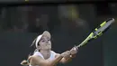 Ekspresi CiCi Bellis saat mengembalikan bola ke arah lawannya Victoria Azarenka pada laga tunggal putri di Wimbledon Tennis Championships 2017,  London, (3/7/2017).  Bellis kalah 6-3, 2-6, 1-6. (AP/Tim Ireland)