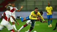 Pemain Brasil Neymar (tengah) berebut bola dengan pemain Peru Renato Tapia pada pertandingan kualifikasi Piala Dunia 2022 di National Stadium, Lima, Peru, Selasa (13/10/2020). Brasil menang 4-2 dengan lewat hattrick dari Neymar. (Daniel Apuy, Pool via AP)