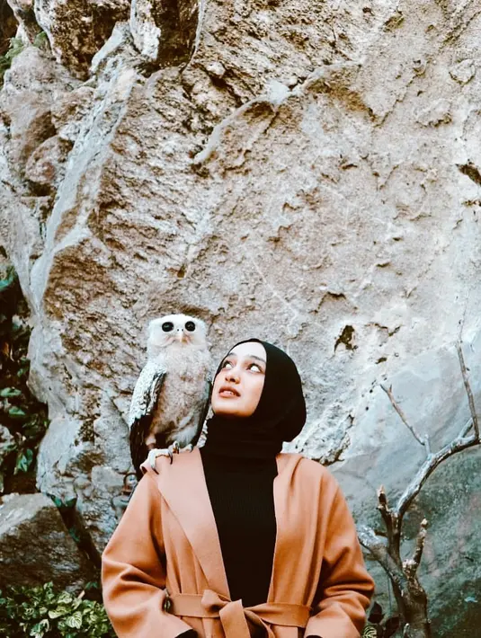 Kini kabar dan potret kebersamaan Sule dan Santyka Fauziah kerap dinanti netizen. Selaras dengan komitmen pasangan baru ini dalam menjalin asmara ke jenjang pelaminan. (Liputan6.com/IG/@santykafauziah)