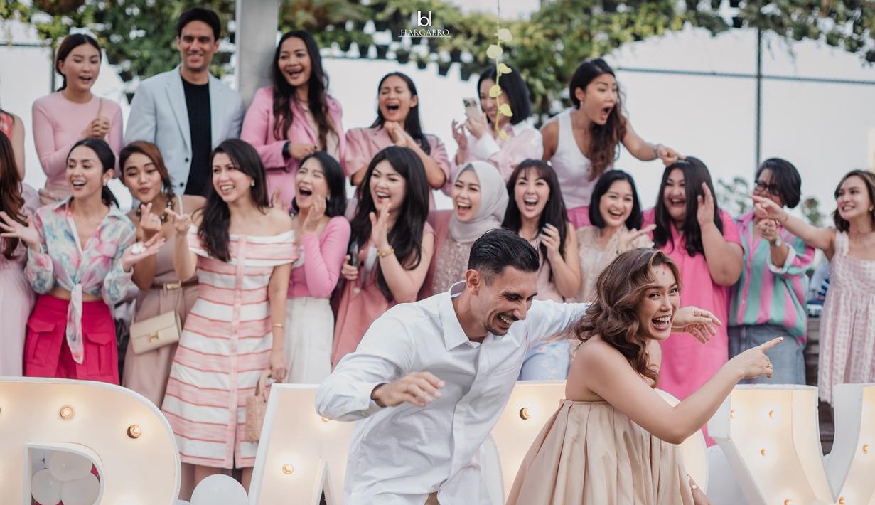 Jadi, dia sangat bersyukur setelah tahu anak ketiganya berjenis kelamin perempuan. "Tapi Tuhan kasih seorang anak perempuan sebagai anugrah Indah luar biasa," ungkapnya. (Foto: Instagram/ inijedar)