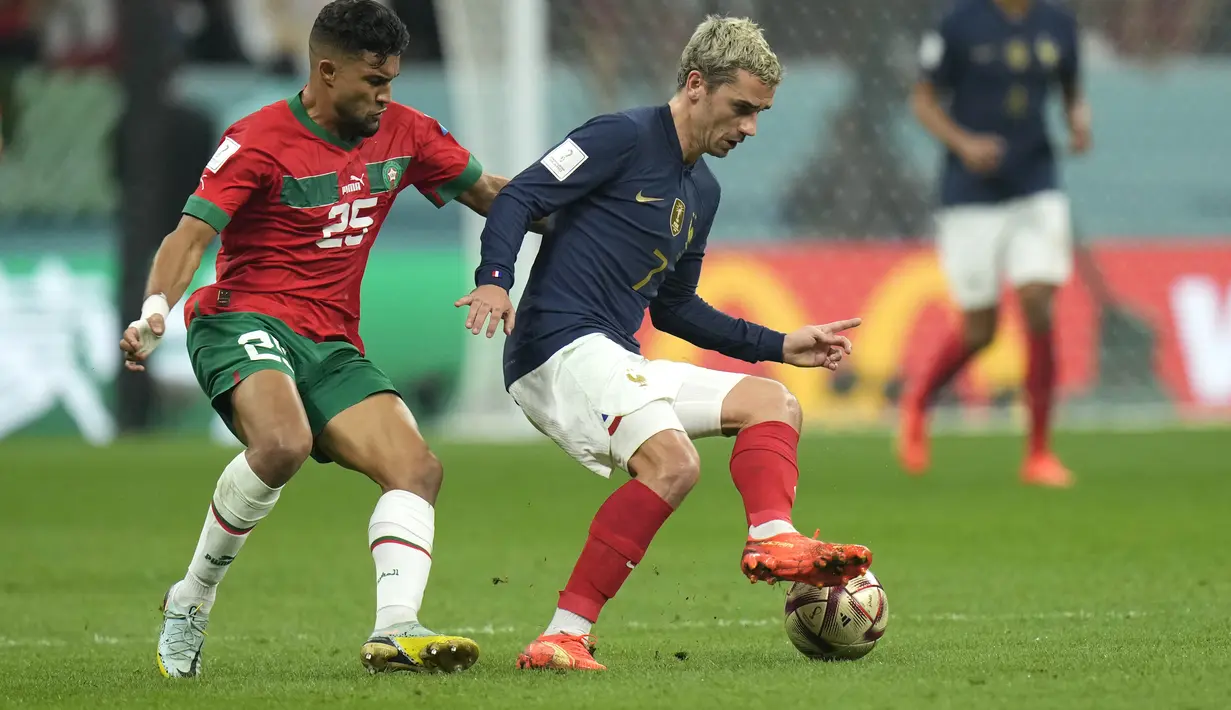 Penyerang Prancis, Antoine Griezmann mengontrol bola dari kalawan pemain Maroko, Yahya Jabrane selama pertandingan semifinal Piala Dunia 2022 di Maroko di Stadion Al Bayt di Al Khor, Qatar, Kamis (15/12/2022). Prancis menang atas Maroko dengan skor 2-0.  (AP Photo/Francisco Seco)