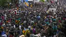 Para pengunjuk rasa meneriakkan slogan-slogan setelah menyerbu kantor Perdana Menteri Sri Lanka Ranil Wickremesinghe, menuntut dia mengundurkan diri setelah presiden Gotabaya Rajapaksa melarikan diri dari negara itu di tengah krisis ekonomi di Kolombo, Sri Lanka, Rabu (13/7/2022). (AP Photo/Rafiq Maqbool)