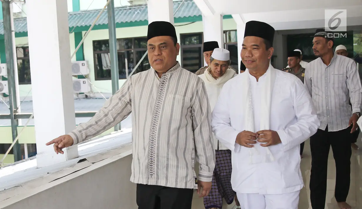 Wakil Ketua Umum Dewan Masjid Indonesia (DMI), Komjen Syafruddin (kiri) usai salat Jumat di Masjid Raya Al Ittihad, Jakarta, Jumat (13/4). Syafruddin melaksanakan salat Jumat di Masjid Raya Al Ittihad. (Liputan6.com/Herman Zakharia)