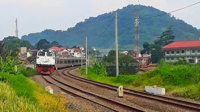 Sebuah kereta dengan pemandangan Gunung Bohong https://www.instagram.com/p/B1JQ84ZJRwV/?igsh=cXUzYmMwbXAzZ253