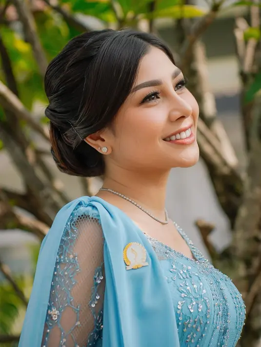 Kebaya ini cantik dengan detail lace dan payet-payet yang manis, namun tak menghadirkan kesan yang berlebihan. [Foto: Instagram/nissyaa]