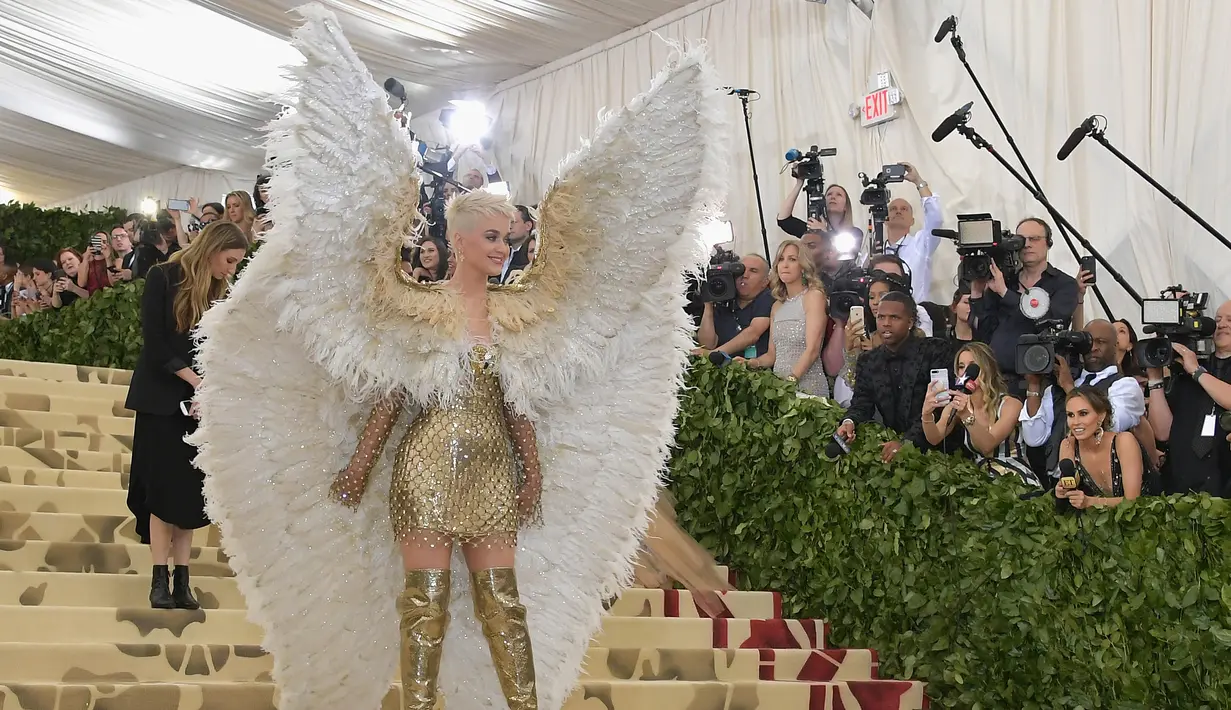 Penyanyi Katy Perry saat menghadiri Met Gala 2018 di Metropolitan Museum of Art, New York (7/5). Tema Met Gala kali ini adalah “Heavenly Bodies: Fashion and the Catholic Imagination”. (Neilson Barnard / Getty Images / AFP)