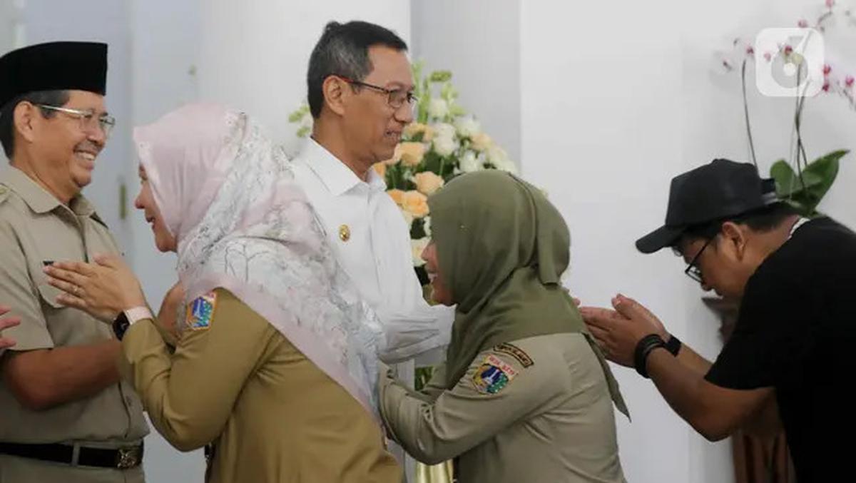 PJ Gubernur DKI Jakarta Heru Budi Hartono bersalaman dengan&nbsp;Aparatur Sipil Negara (ASN) saat halalbihalal pada hari pertama bekerja setelah libur Lebaran 2024 di Balai Kota DKI Jakarta, Selasa (16/4/2024). Foto: Liputan6.com/Herman Zakharia