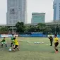 Beberapa pemain legendaris Borussia Dortmund memberikan pelatihan atau coaching clinic untuk 30 pesepak bola muda dari klub asal Tangerang Selatan OCSC di Jakarta (istimewa)