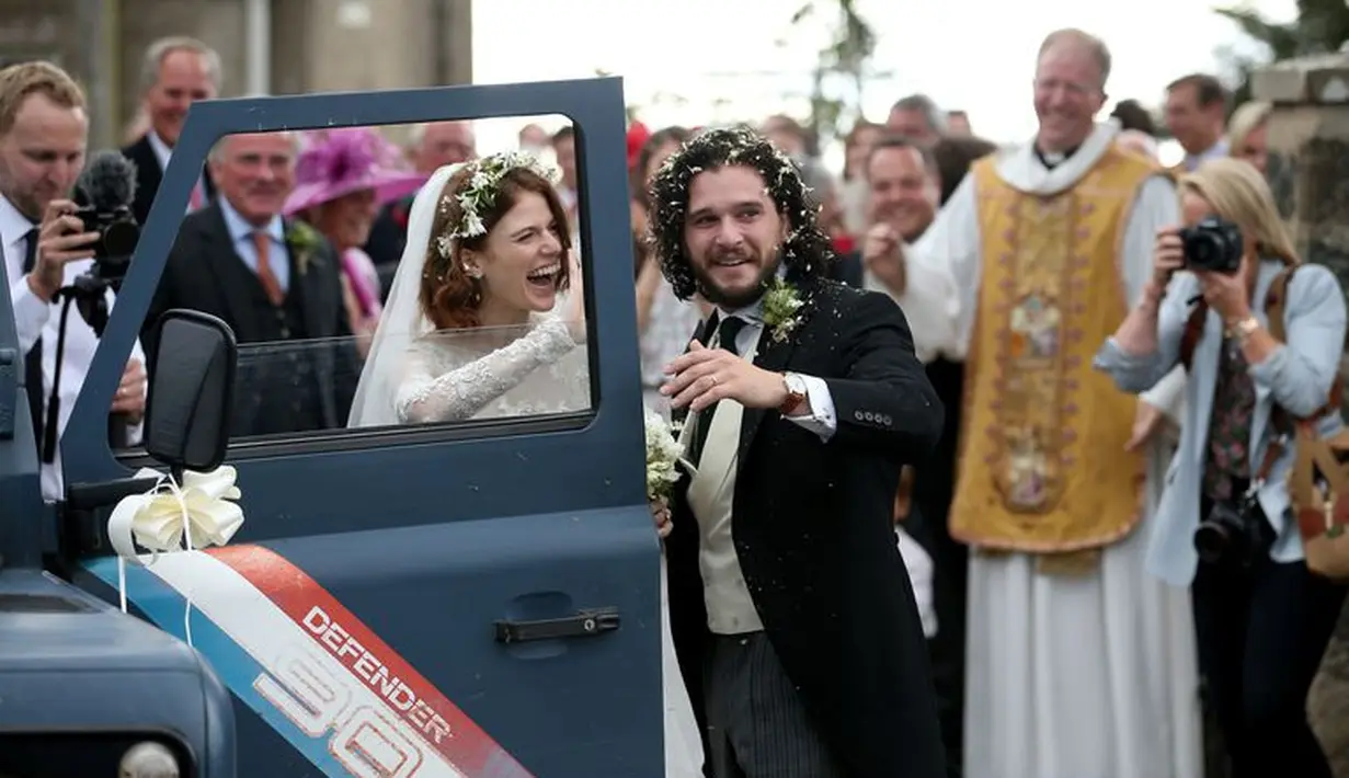 Dilansir dari Cosmopilitan, keduanya pun jatuh cinta di dunia nyata dan memulai jalinan asmara. (Getty Images/Cosmopolitan)