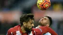 Striker Sevilla, Fernando Llorente, duel udara dengan bek Celta Vigo, Sergi Gomez, pada laga La Liga di Spanyol, Minggu (7/2/2016). Kedua tim bermain imbang 1-1. (AFP/Miguel Riopa)