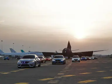 Deretan mobil BMW M2 menghiasi First Class Flying Experience dalam program penjualan inovatif dari THE NEW 7 dan peluncuran Pesawat Garuda Indonesia Airbus 330-900 neo di Bandara Soetta Tangerang, (27/11/2019). (Liputan6.com/HO/Ismail)