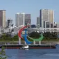 Kapal penarik memindahkan Simbol Paralimpiade "Three Agitos" yang dipasang di Taman Laut Odaiba, Tokyo pada Jumat (20/8/2021). Paralimpiade Tokyo 2020 berlangsung 24 Agustus hingga 5 September mendatang setelah ditunda setahun akibat pandemi Covid-19. (Yuichi Yamazaki/Pool Photo via AP)