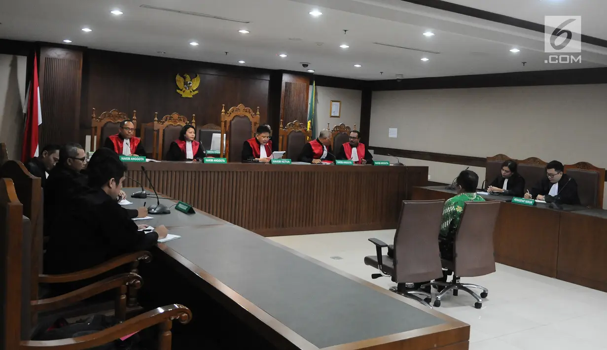 Suasana sidang putusan mantan Manajer Merger dan Akuisisi Direktorat Hulu PT Pertamina Persero, Bayu Kristanto di Pengadilan Tipikor, Jakarta, Senin (18/3). Bayu Kristanto divonis delapan tahun penjara. (Liputan6.com/Herman Zakharia)