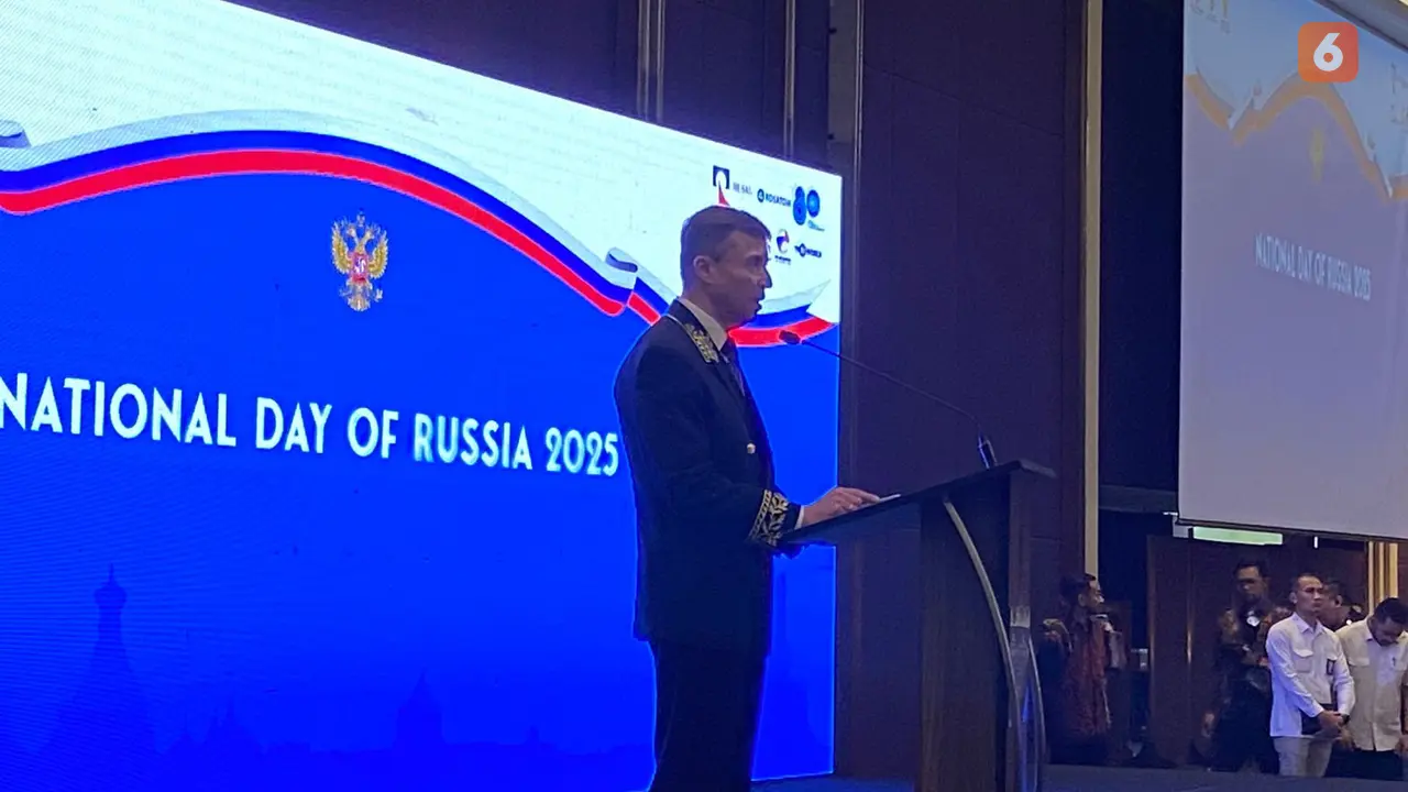 Duta Besar Rusia untuk Indonesia Sergei Tolchenov menyampaikan sambutannya dalam peringatan National Day of Russia pada Senin (16/6/2025) di Hotel Raffles Jakarta (Dok. Liputan6.com/Teddy Tri Setio Berty).