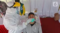 Warga yang hendak berlibur melakukan rapid test antigen yang disediakan oleh Dinas Kesehatan dan Petugas Gabungan dari unsur TNI, Polri dan Satpol PP Provinsi Jawa Barat di Rest Area KM 57, Tol Jakarta-Cikampek, Karawang, Jawa Barat, Kamis (24/12/2020). (Liputan6.com/Herman Zakharia)