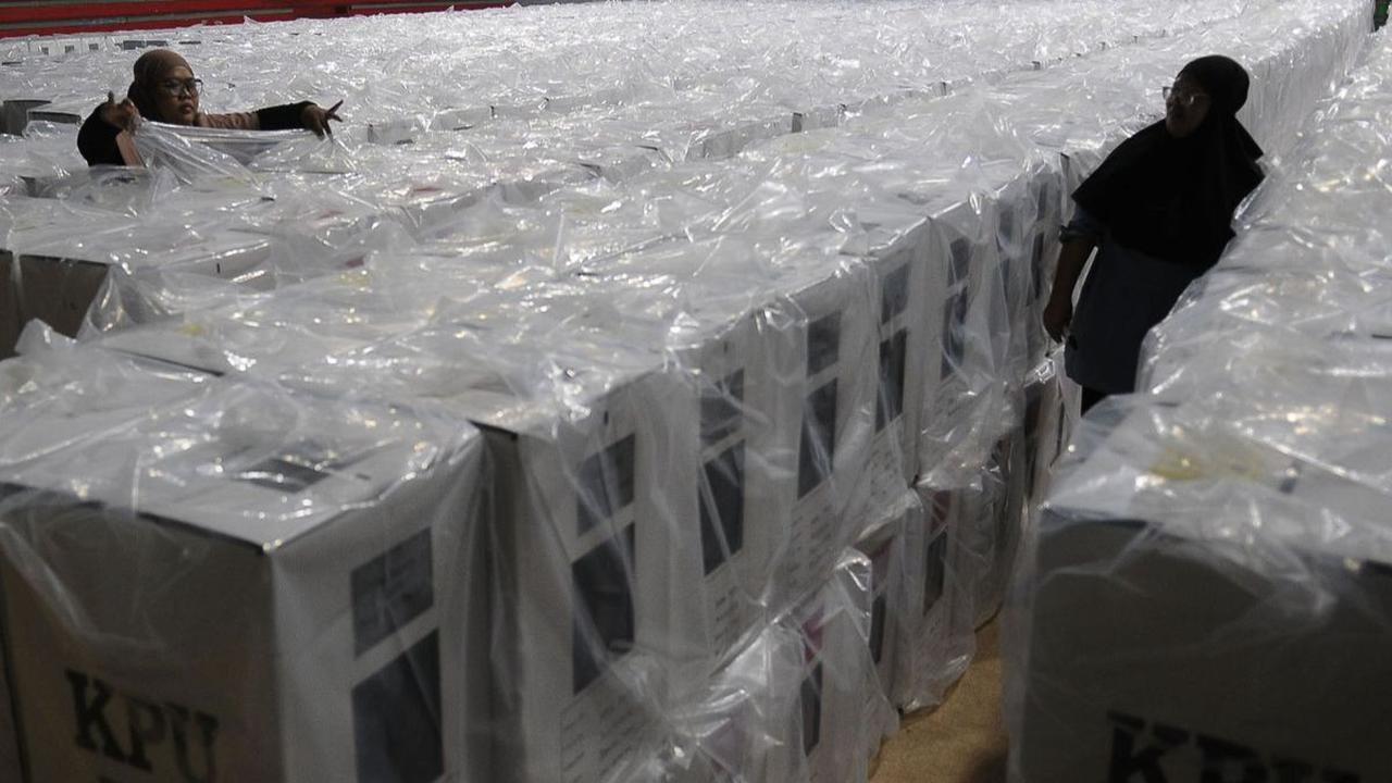 Pekerja merapikan kotak suara Pemilu 2024 di GOR Pemuda, Rawamangun, Jakarta Timur, Selasa (2/1/2024). Komisi Pemilihan Umum (KPU) Kota Jakarta Timur menyatakan 100 persen kotak suara untuk Pemilu 2024 sudah selesai dirakit.<br>