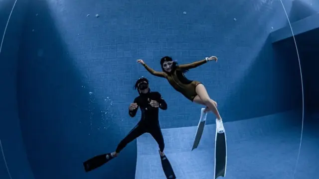 Potret Prilly Latuconsina asyik free diving (credit: https://www.instagram.com/prillylatuconsina96/).
