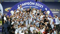 Tim Argentina merayakan dengan trofi setelah mengalahkan Brasil 1-0 dalam pertandingan final Copa America di stadion Maracana di Rio de Janeiro, Brasil, Minggu (11/7/2021). (AP Photo/Andre Penner)