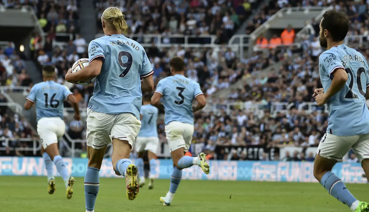Gol paling banyak dalam satu laga. Laga antara Newcastle United melawan Manchester City menghasilkan paling banyak gol di pekan ke-3 Liga Inggris 2022/2023. Enam gol tercipta dalam laga yang berkesudahan imbang 3-3. Mancity yang sempat unggul lebih dahulu kemudian harus tertinggal 1-3. Gol Erling Haaland pada menit ke-60 menjadi pembangkit semangat para pemain The Citizens untuk akhirnya mampu membuat laga berakhir imbang 3-3 lewat gol terakhir yang dibuat Bernardo Silva. (AP/Rui Vieira)