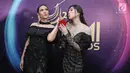 Raisa dan Isyana Sarasvati berfoto usai meraih penghargaan dalam Anugerah Musik Indonesia (AMI) Awards 2017 di Teater Garuda TMII, Jakarta, Kamis (16/11). Raisa dan Isyana meraih penghargaan lewat lagu "Anganku Anganmu". (Liputan6.com/Herman Zakharia)