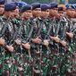 Anggota TNI saat mengikuti Apel Kesiapan Natal, Tahun Baru 2019 serta menjelang Pemilu legislasi dan Presiden 2019 di Monas, Jakarta, Jumat (30/11). Apel  diikuti 50.000 personel dari AD, AL, AU dan Polri. (Liputan6.com/Johan Tallo)