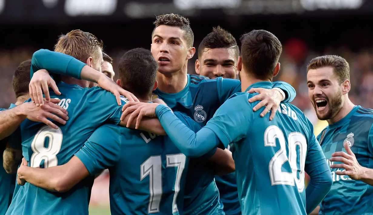 Penyerang Real Madrid, Cristiano Ronaldo berselebrasi setelah gelandang Toni Kroos mencetak gol ke gawang Valencia pada lanjutan La Liga Spanyol di stadion Mestalla, (27/1). Ronaldo mencetak dua gol dari penalti dipertandingan ini. (AFP Photo/Jose Jordan)