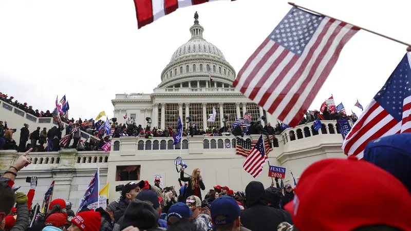 FOTO: Massa Pendukung Donald Trump Serbu Capitol Hill, 1 Orang Tewas