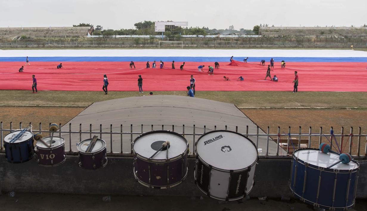 Suasana kemeriahan pementangan bendera merah putih raksasa yang diikuti berbagai elemen suporter. (Bola.com/Vitalis Yogi Trisna)