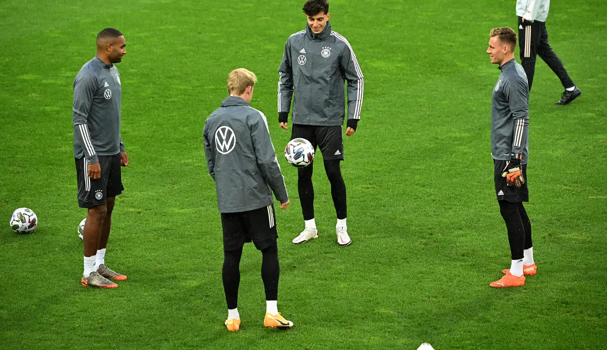 Bek Jerman Jonathan Tah, penyerang Jerman Julian Brandt, gelandang Jerman Kai Havertz, dan penjaga gawang Jerman Bernd Leno (kiri) melakukan pemanasan selama sesi latihan jelang menghadapi Turki di stadion Rheinenergie, Jerman (9/10/2020). (AFP/Ina Fassbender)