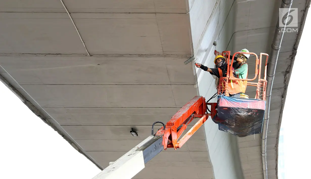 Pekerja mengecat dinding Flyover Pancoran di Jakarta, Sabtu (24/2). Pengecatan dilakukan untuk mempercantik flyover serta menghindari kesan kumuh. (Liputan6.com/Immanuel Antonius)