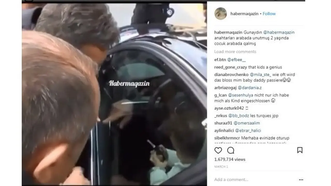 Seorang balita terkunci di dalam mobil.