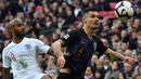 Bek Kroasia, Dejan Lovren, berebut bola dengan gelandang Inggris, Fabian Delph, pada laga UEFA Nations League di Stadion Wembley, London, Minggu (18/11). Inggris menang 2-1 atas Kroasia. (AFP/Ben Stansall)