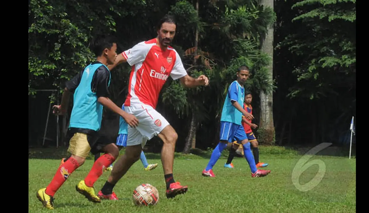 Legenda Arsenal, Robert Pires mengontrol bola saat ikut ambil bagian pada Arsenal Football Marathon di International Sport Club of Indonesia, Ciputat, Sabtu (24/1/2015). (Liputan6.com/Herman Zakharia)
