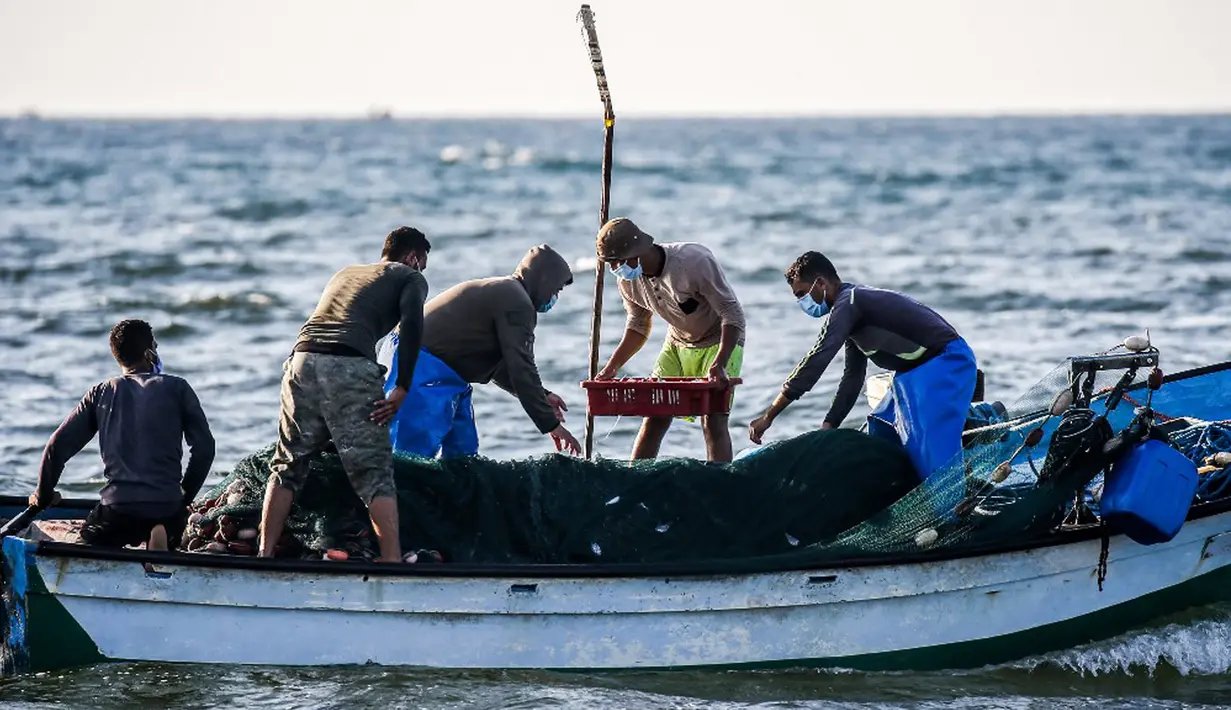 Nelayan Palestina mengumpulkan hasil tangkapan dari jaring saat menangkap ikan di Laut Mediterania, Rafah, Jalur Gaza, Rabu (2/9/2020). (SAID KHATIB/AFP)