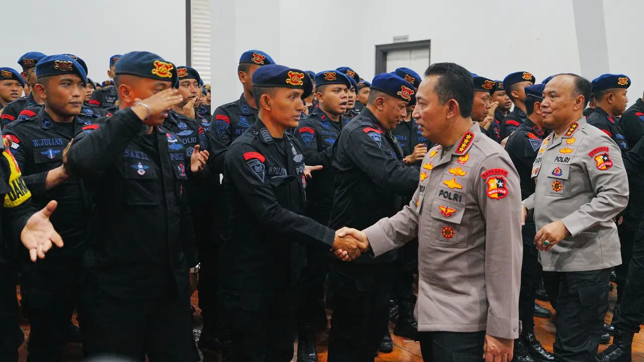 Kapolri Jenderal Listyo Sigit Prabowo sempat melakukan kunjungan ke Markas Komando (Mako) Satuan Brimob Polda Metro Jaya, Kwitang, Jakarta.