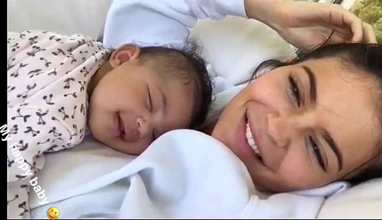 "Cinta yang ia miliki untuk anaknya membuat Kylie melihat segala sesuatunya dengan cara yang berbeda, terutama dirinya sendiri," lanjut sumber. (snapchat/kyliejenner)