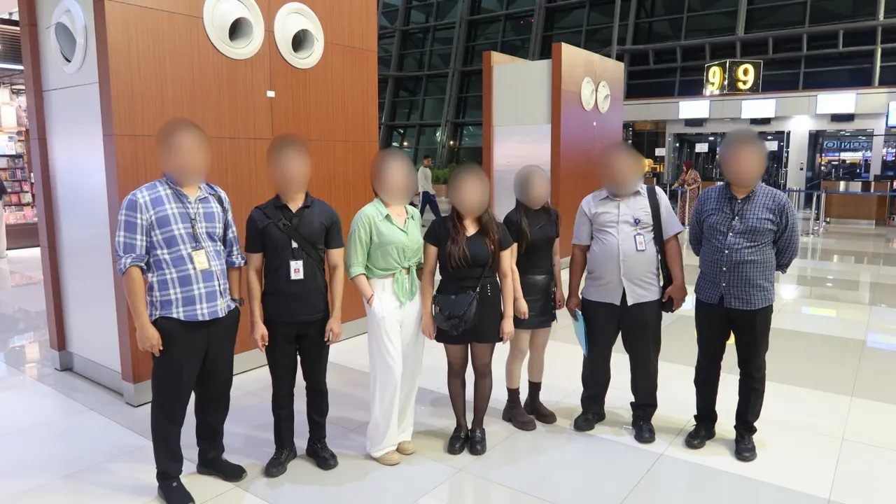 Kantor Imigrasi Kelas I TPI Jakarta Utara mendeportasi empat wanita asal negara Tiongkok melalui Terminal 3 Bandar Udara Internasional Soekarno-Hatta pada Selasa (7/1/2025).