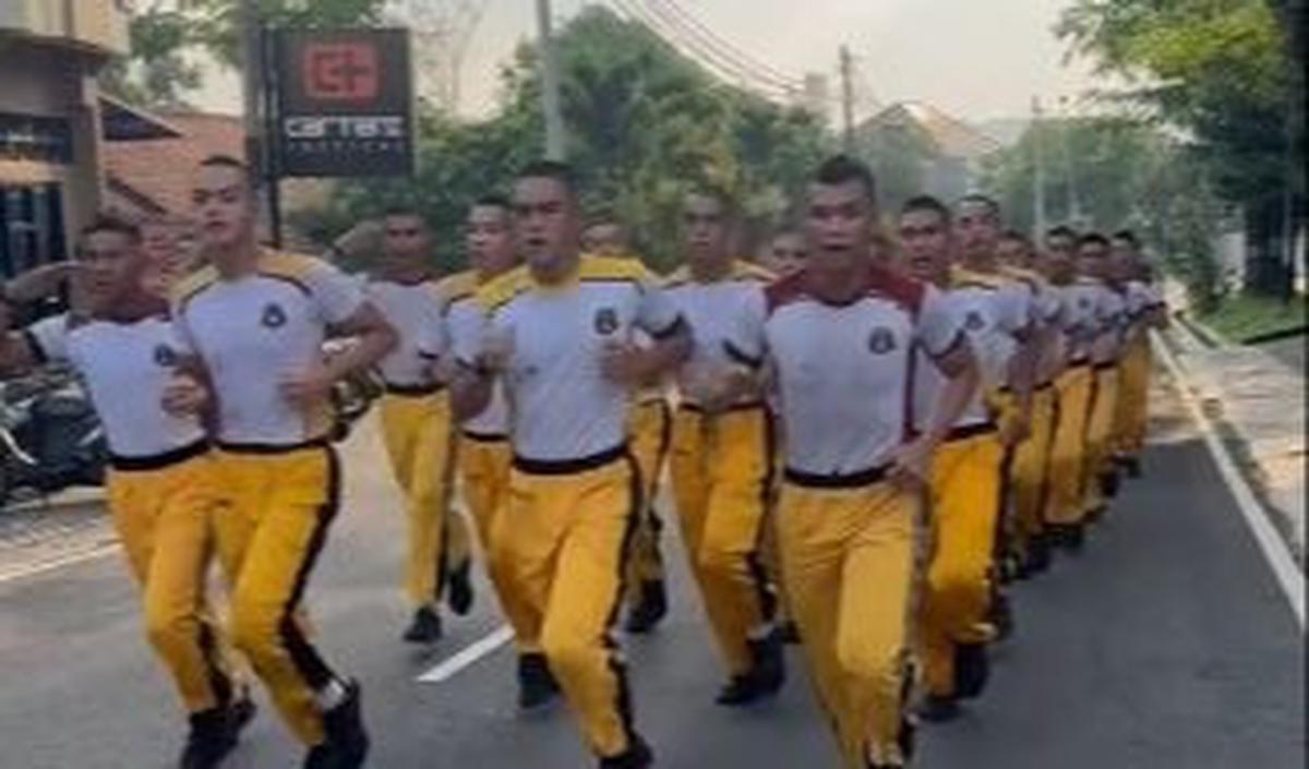 "Tetap semangat dan menyala di bulan puasa," tulis keterangan video.