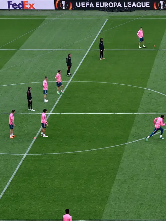 Para pemain Atletico Madrid saat mengikuti sesi latihan di stadion Parc OL di Decines-Charpieu (15/5). Atletico Madrid akan bertanding melawan wakil Prancis, Marseille pada babak final Liga Europa. (AFP Photo/Jean-Philippe Ksiazek)