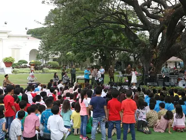 Presiden Joko Widodo bersama Ibu Negara Iriana dan Anak-anak menikmati musik di Halaman Istana Negara, Jakarta, Jumat (20/7). Jokowi dan Ibu Negara iriana mengajak anak-anak tersebut bermain, berdendang, dan berimajinasi. (Liputan6.com/Angga Yuniar)