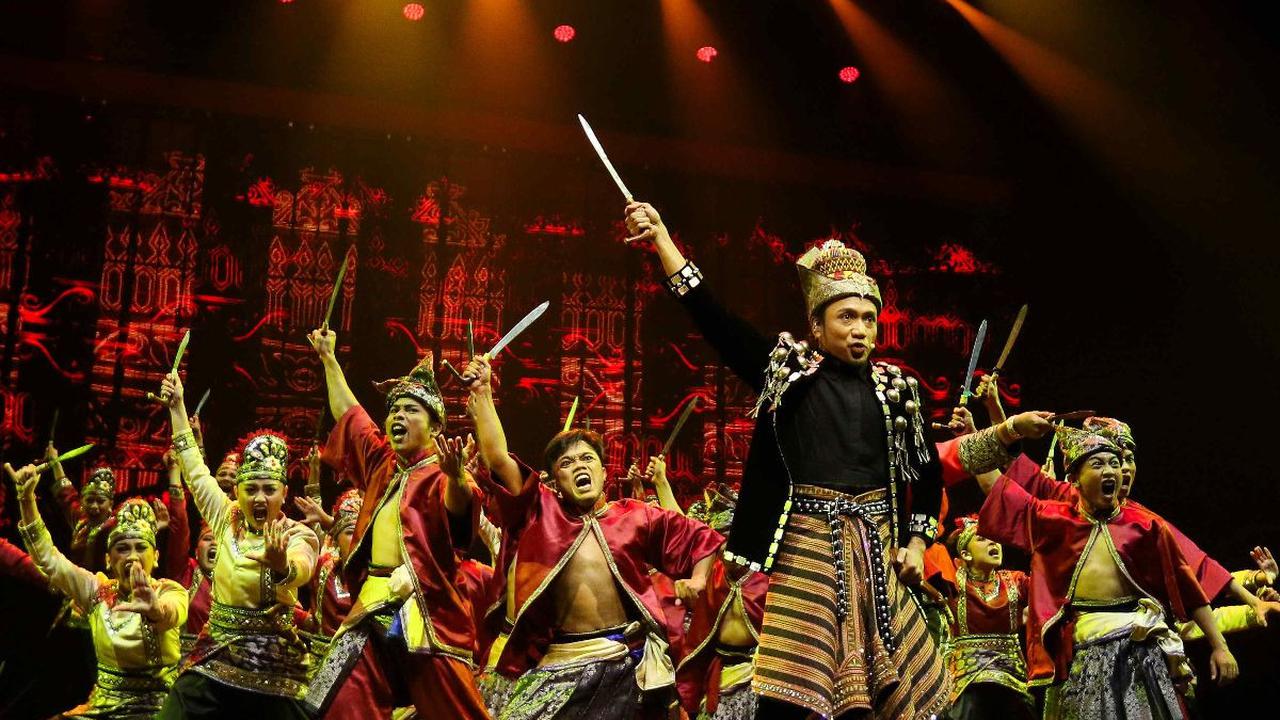 Penampilan sejumlah penari dalam Pagelaran Sabang-Merauke The Indonesian Broadway 2024 di JIExpo Theater, Kemayoran, Jakarta, Jumat (16/8/2024).&nbsp;Pagelaran Sabang-Merauke The Indonesian Broadway mengangkat tema Pahlawan Nusantara. Foto: Liputan6.com/H
