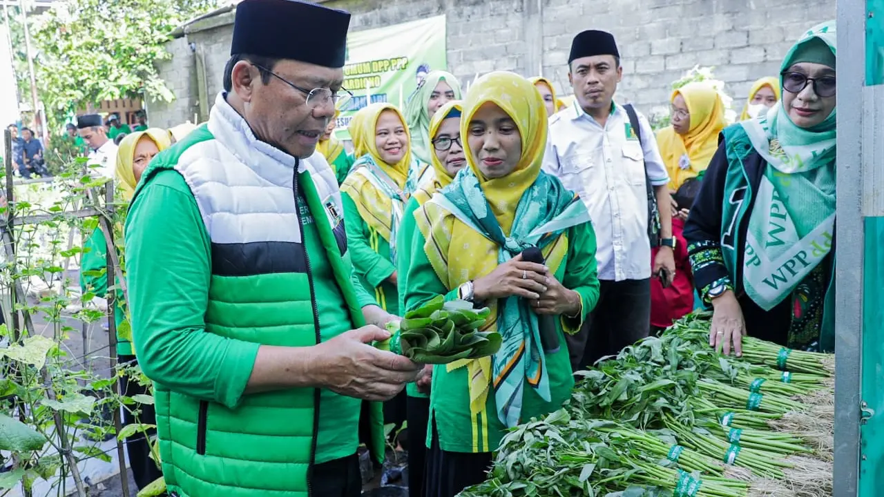 Plt Ketua Umum Partai Persatuan Pembangunan (PPP) Muhamad Mardiono bertemu dan berdialog dengan para petani di Dusun Semampir, Desa Slarang, Kecamatan Kesugihan, Kabupaten Cilacap, Jawa Tengah, Sabtu (20/1) (Istimewa)