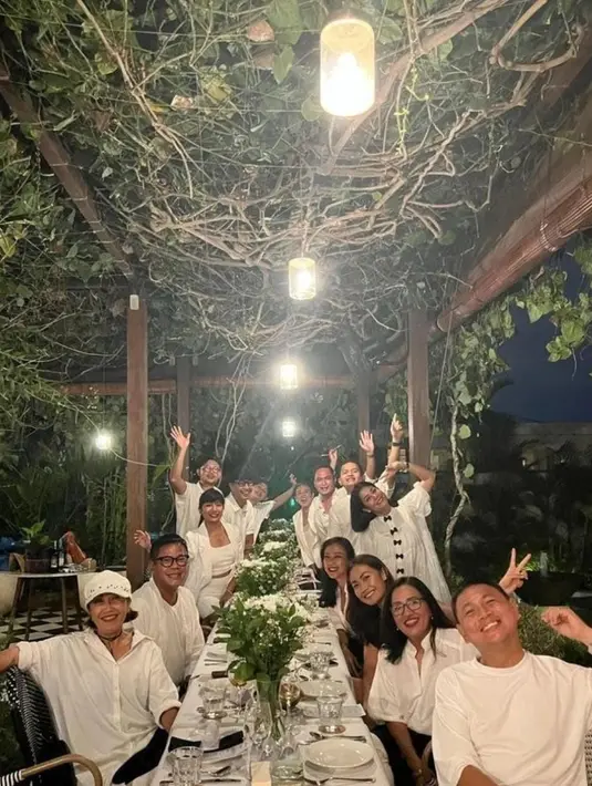 Terlihat wajah bahagia yang terpancar dari Lulu Tobing dan para tamu undangan yang hadir. [foto:instagram/lutob]