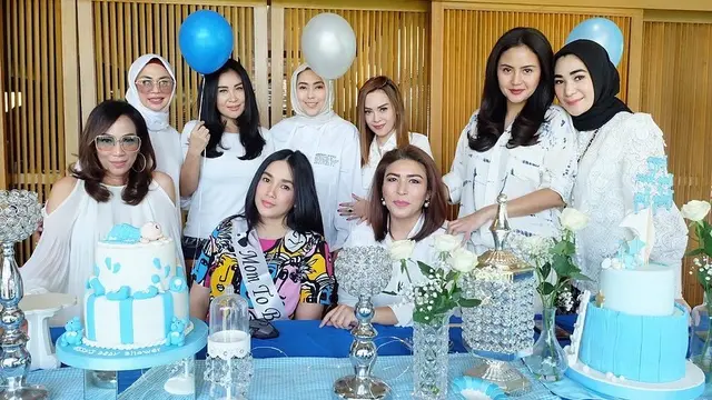 Jelang Lahiran, Ini 7 Potret Baby Shower Kedua Ussy Sulistiawaty Bareng Sahabat