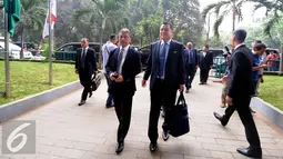 Delegasi Komite Ekskutif FIFA, Kohzo Tashima (tengah) saat tiba di kantor PSSI, Jakarta, Senin (2/11/2015). Kedatangan delegasi FIFA ke PSSI untuk membahas situasi dan kondisi persepakbolaan di Indonesia. (Liputan6.com/Helmi Fithriansyah)