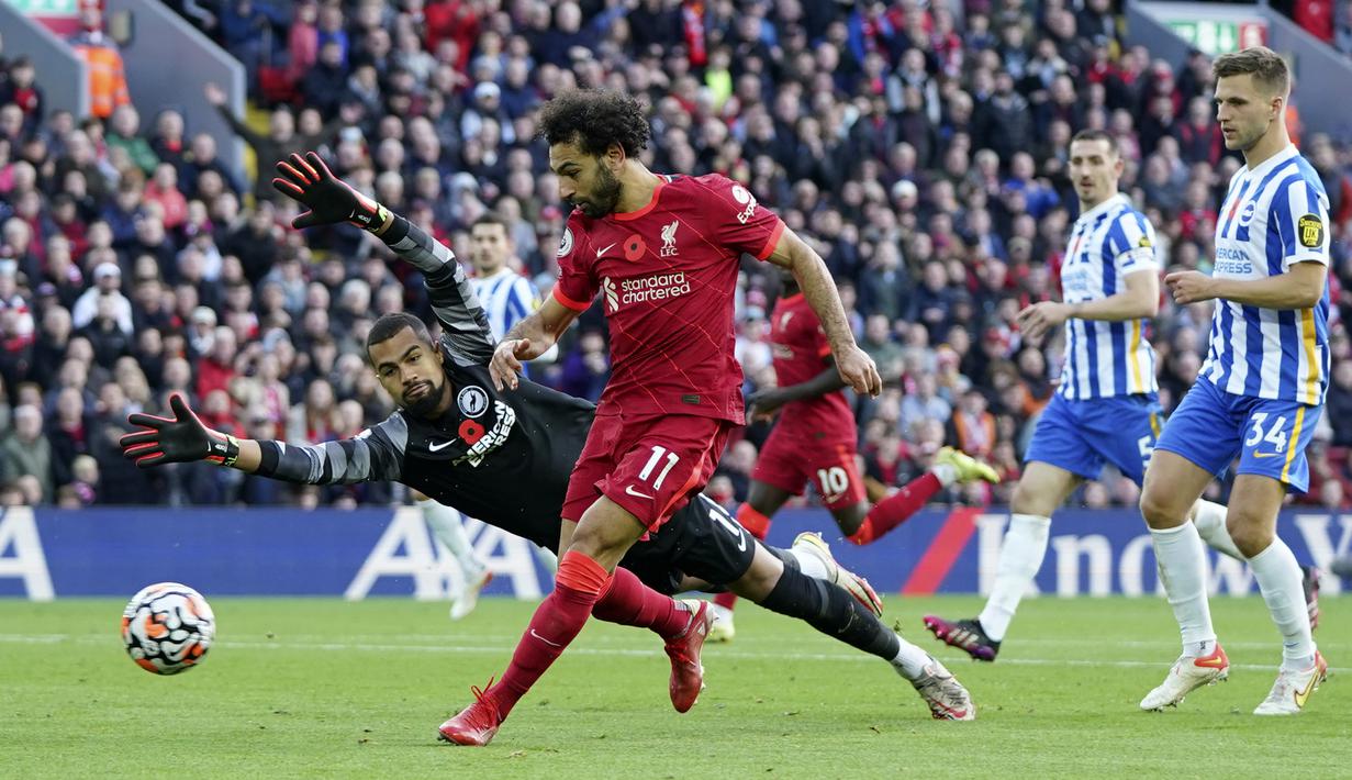 Mohamed Salah. Gelandang Liverpool berusia 29 tahun ini telah mencetak 15 gol dari total 13 laga musim ini. Rinciannya adalah 10 gol di Liga Inggris dan 3 gol di Liga Champions. Di ajang Piala FA dan Piala Liga ia belum mencetak gol karena tidak diturunkan akibat rotasi tim. (AP/Jon Super)