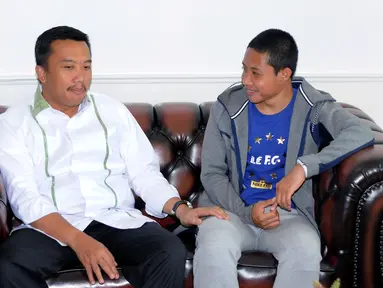 Menpora Imam Nahrawi (kiri) berbincang bersama Evan Dimas jelang memberi keterangan di kantor Kemenpora, Jakarta, Kamis (19/5/2016). Rencananya, Evan Dimas akan kembali masuk ke timlamanya, Bhayangkara Surabaya United. (Liputan6.com/Helmi Fithriansyah)
