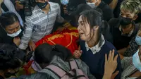 Ibu Khant Ngar Hein menangis saat pemakamannya di Yangon, Myanmar, Selasa (16/3/2021). Khant Ngar Hein, mahasiswa kedokteran berusia 18 tahun ditembak di dadanya di Tamwe, Yangon oleh pasukan keamanan selama protes anti-militer. (AP Photo)